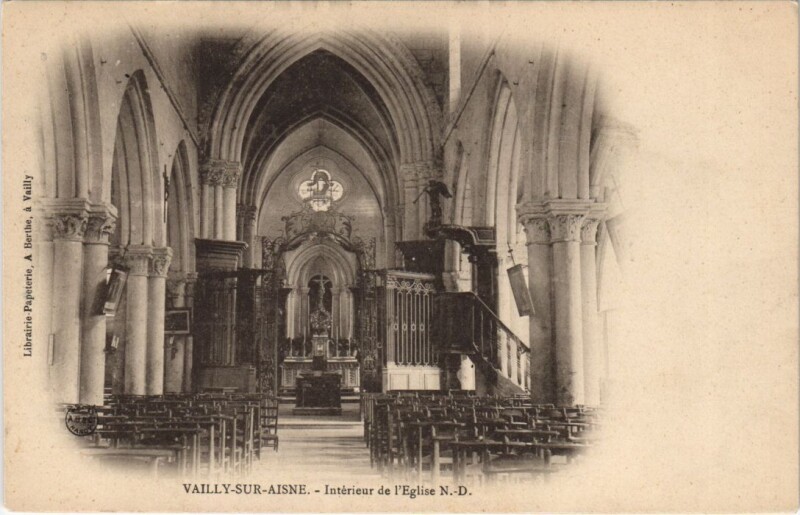 Carte postale ancienne Vailly-sur-Aisne Interieur de l' Eglise à Vailly-sur-Aisne