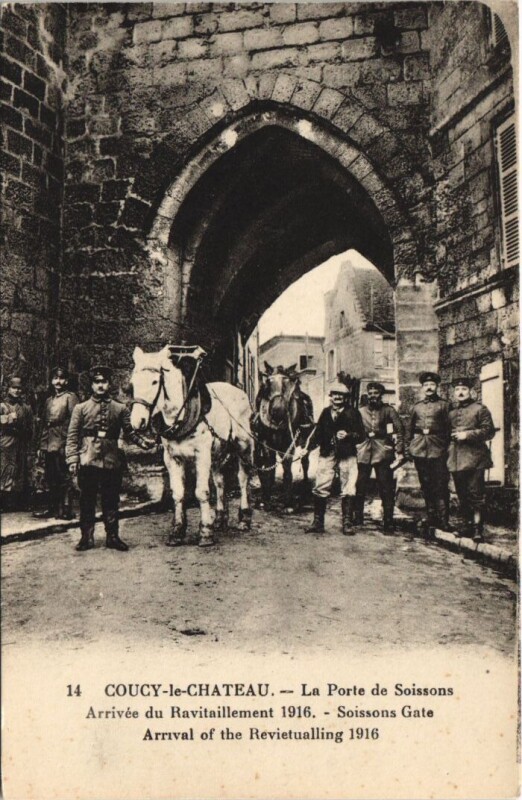 Carte postale ancienne Coucy-le-Chateau La Porte de Soissons à Soissons