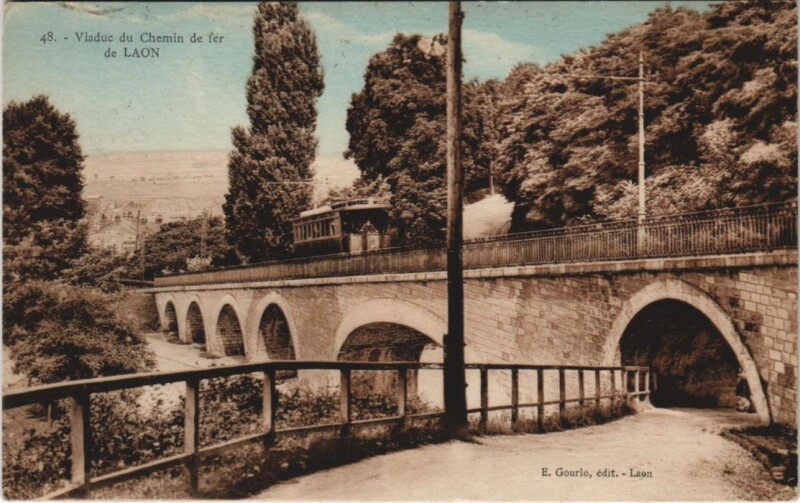 Carte postale ancienne Laon Viaduc du chemin de fer
