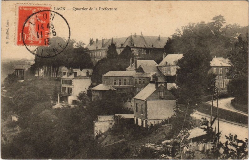 Carte postale ancienne Laon Quartier de la prefecture