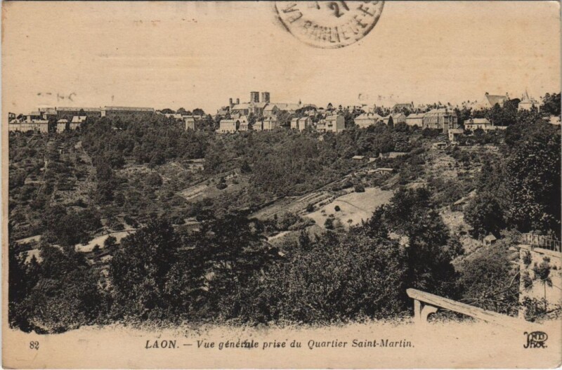 Carte postale ancienne Laon Vue generale pris du quartier