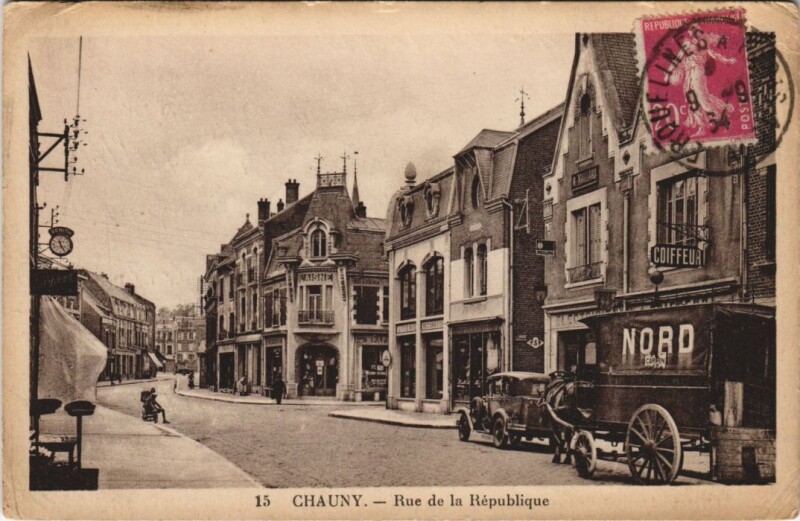 Carte postale ancienne Chauny Rue de la republique à Chauny