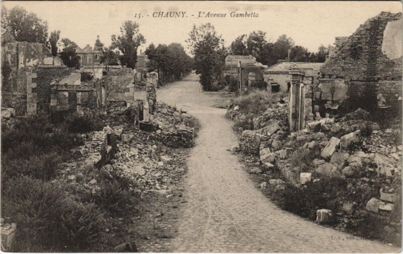 Carte postale ancienne Chauny L'avenue gambetta à Chauny