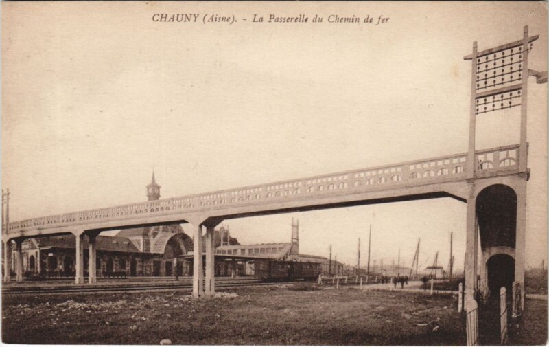 Carte postale ancienne Chauny La passerelle du chemin à Chauny