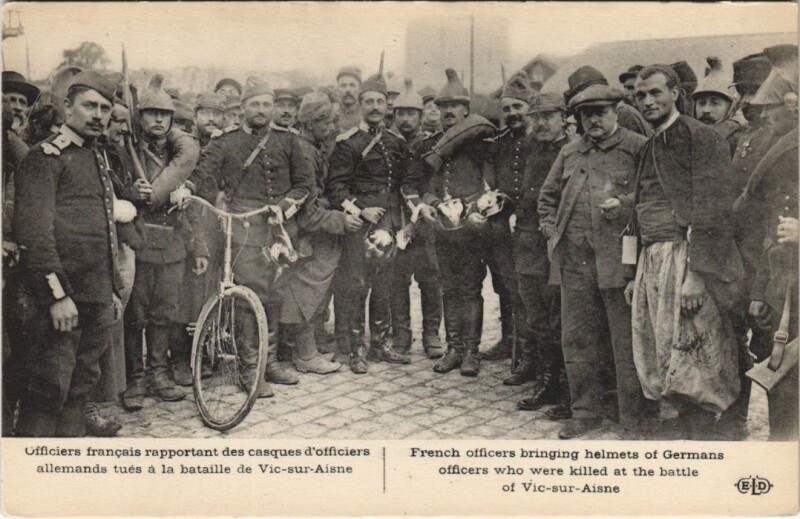 Carte postale ancienne Vic-Sur-Aisne Officers francais rapportant à Vic-sur-Aisne