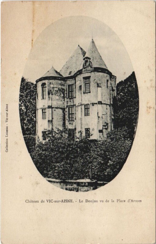 Carte postale ancienne Vic-Sur-Aisne Le donjon vu de la place à Vic-sur-Aisne