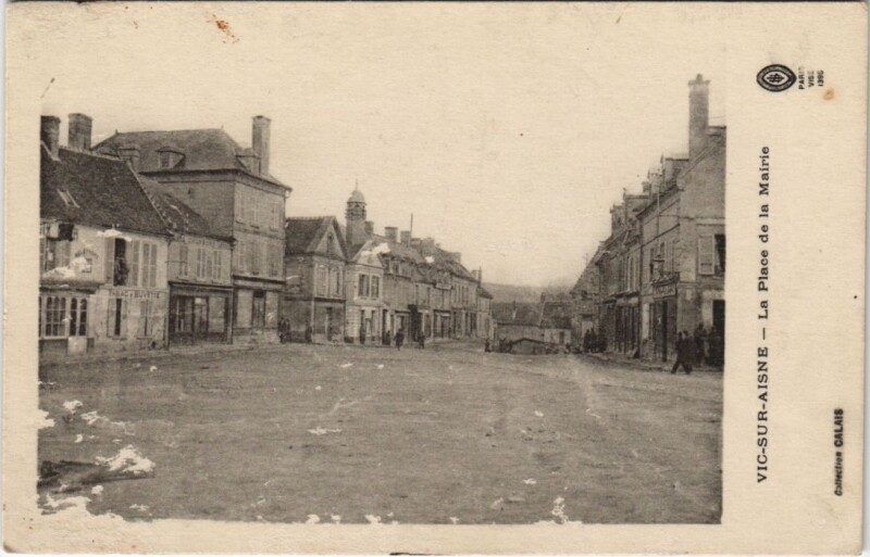 Carte postale ancienne Vic-Sur-Aisne La palce de la mairie à Vic-sur-Aisne