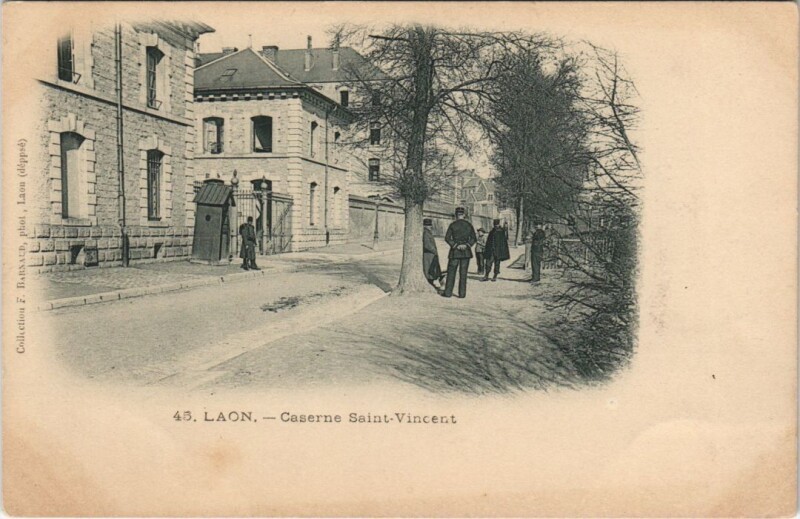 Carte postale ancienne Laon Caserne Saint-vincent