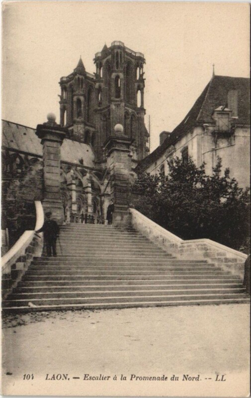 Carte postale ancienne Laon Escalier a la promenade