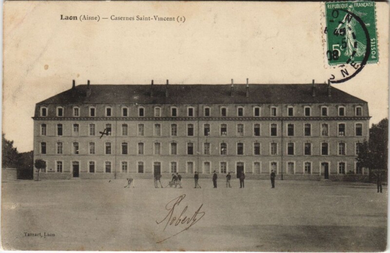Carte postale ancienne Laon casernes Saint-vincent