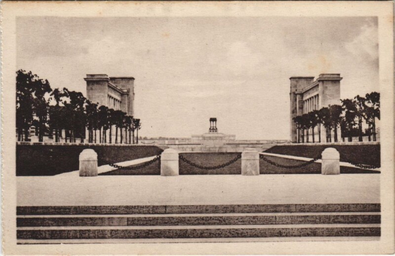 Carte postale ancienne Varennes Le monument