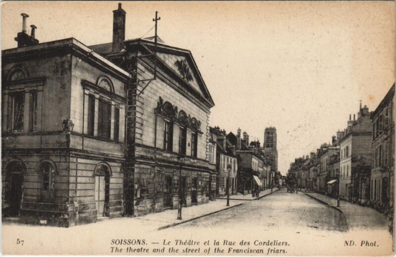 Carte postale ancienne Soissons Le theatre et la rue des à Soissons