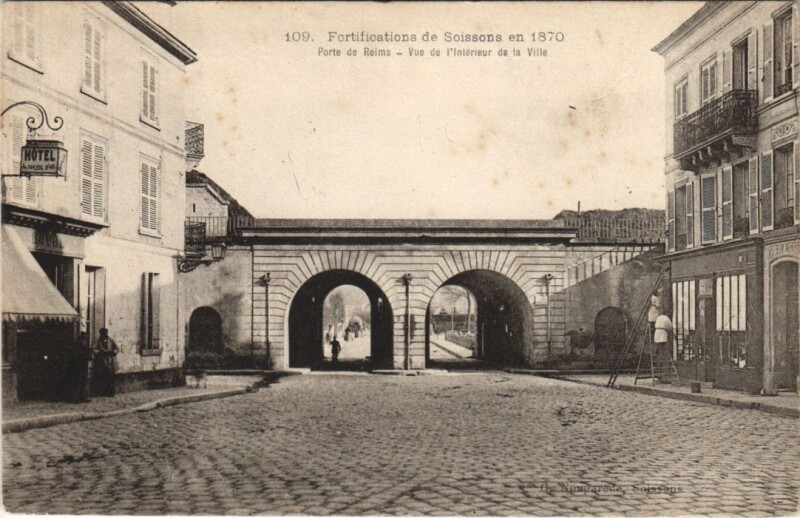 Carte postale ancienne Soissons Porte de reims à Soissons
