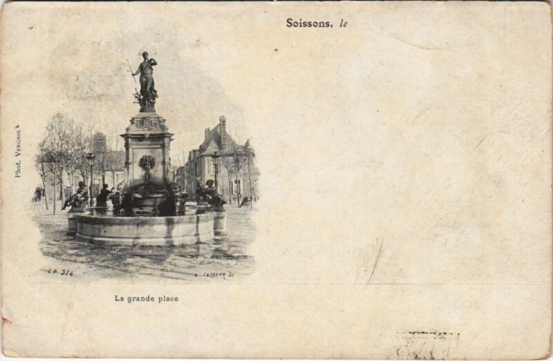 Carte postale ancienne Soissons Le grande place à Soissons