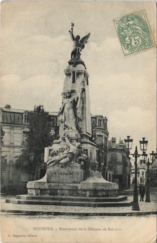 Carte postale ancienne Soissons Monument de la defense à Soissons