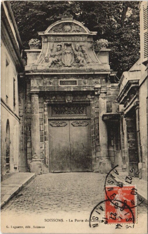 Carte postale ancienne Soissons Le porte du college à Soissons