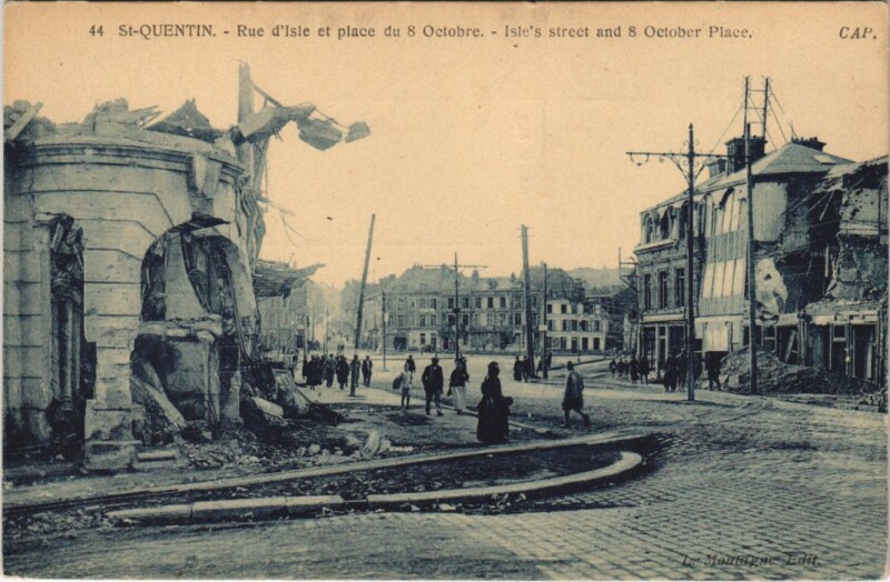 Carte postale ancienne Saint-Quentin Rue d'isle et place à Saint-Quentin