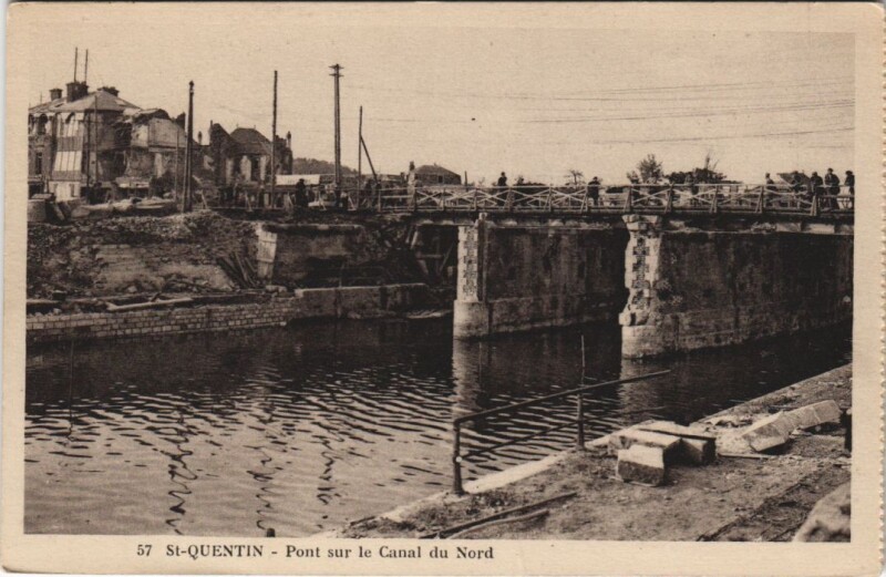 Carte postale ancienne Saint-Quentin Pont sur le canal du nord à Saint-Quentin