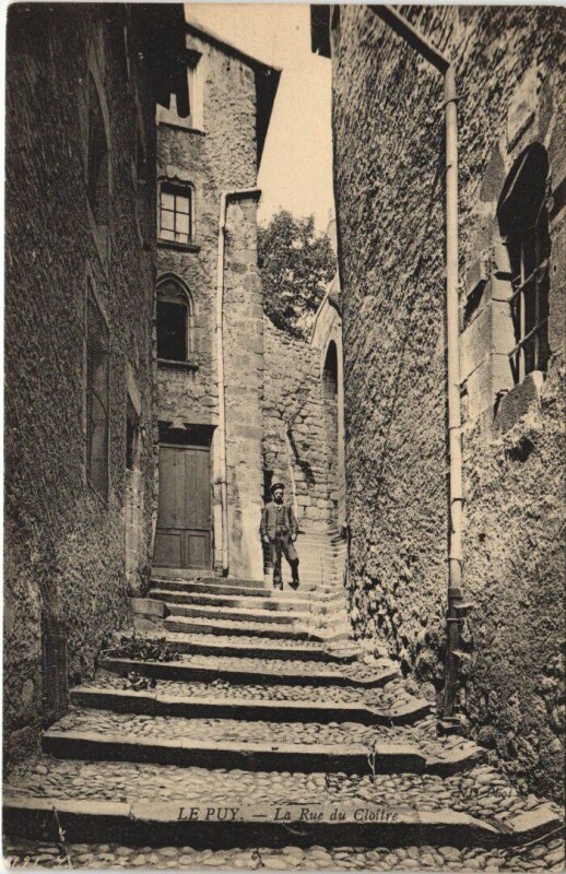 Carte postale ancienne Le Puy - La rue du cloitre
