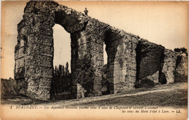 Carte postale ancienne Beaunant Les Aqueducs Romains