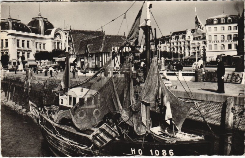 Carte postale ancienne Trouville Les Quais devant le Casino