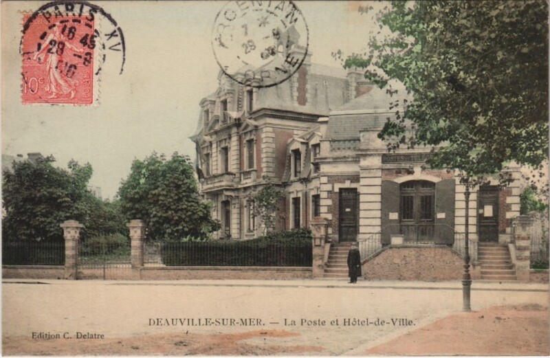 Carte postale ancienne Deauville La Poste et Hotel de Ville à Deauville