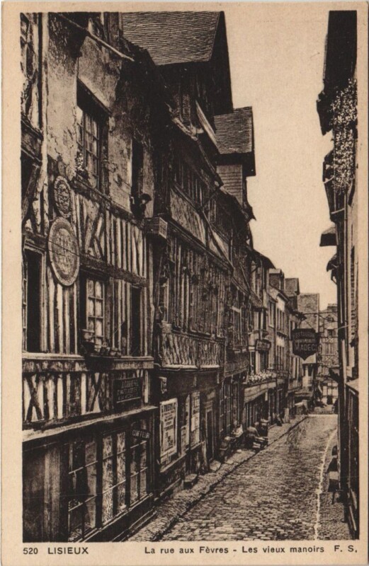Carte postale ancienne Lisieux La Rue aux Fevres - Les Vieux Manoirs à Lisieux