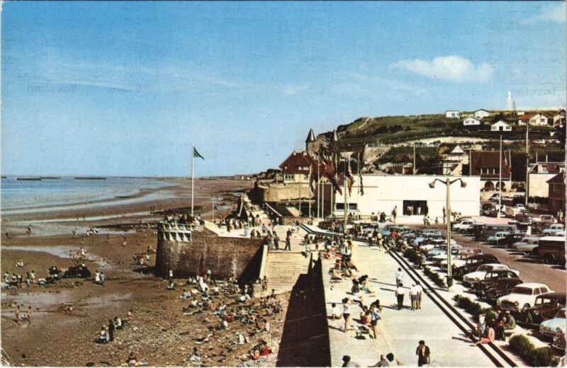 Carte postale ancienne Arromanches La Place du 6 Juin et le Musee