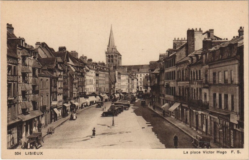 Carte postale ancienne Lisieux La Place Victor Hugo à Lisieux