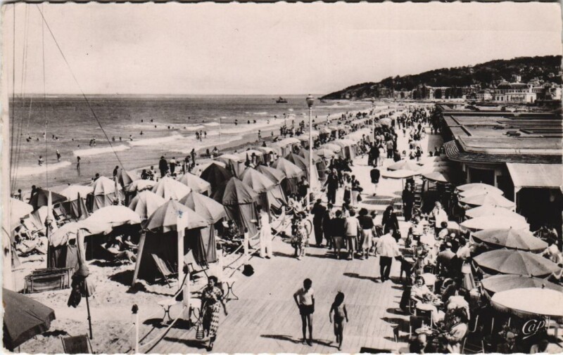 Carte postale ancienne Deauville Les Planches et le Bar du Soleil à Deauville
