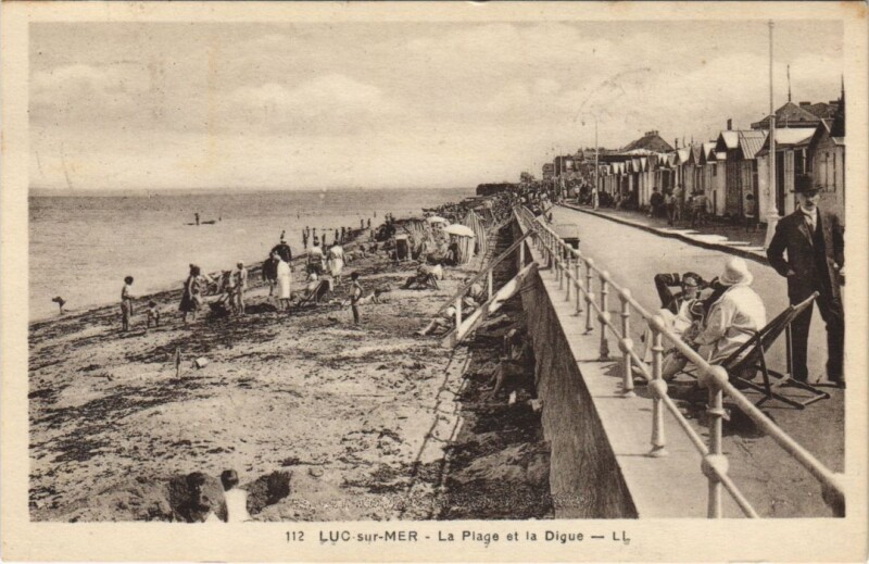 Carte postale ancienne Luc-sur-Mer La Plage et la Digue à Luc-sur-Mer