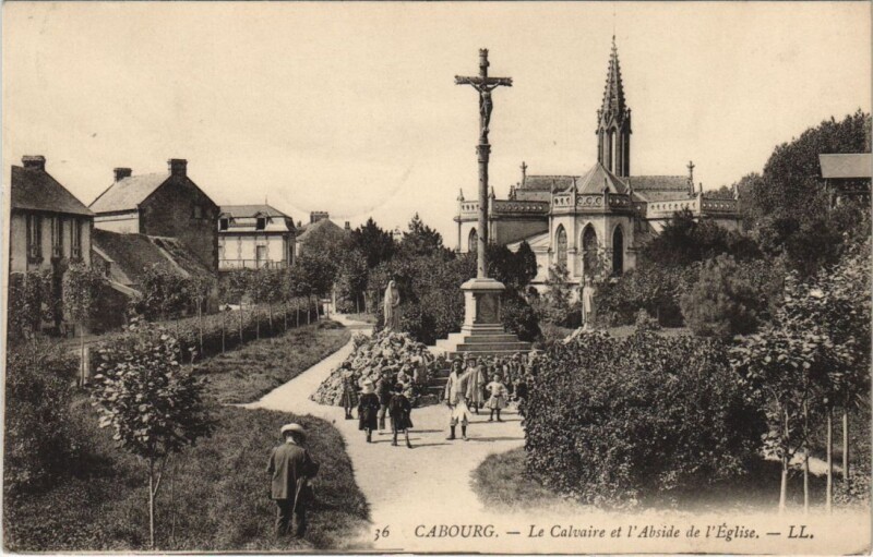 Carte postale ancienne Cabourg Le Calvaire et l'Abside de l'Eglise à Cabourg