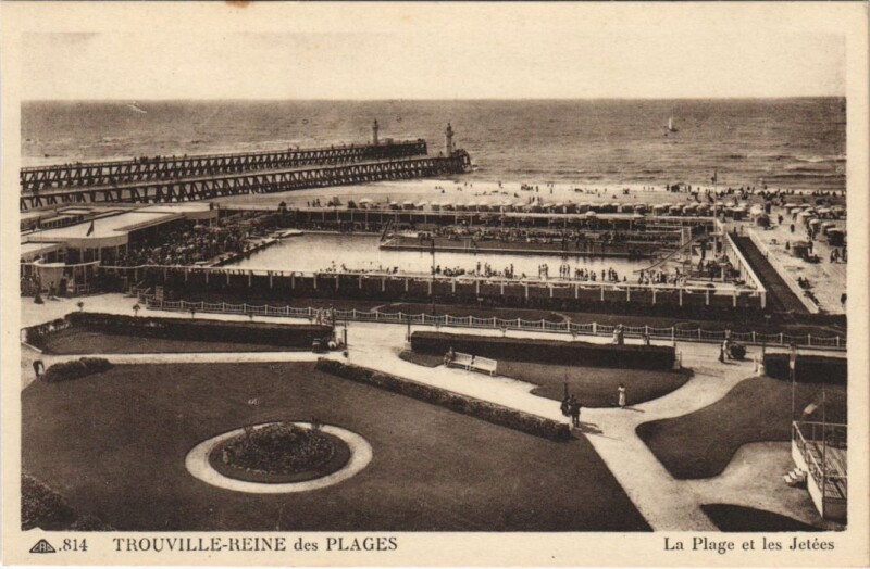 Carte postale ancienne Trouville La Plage et les Jetees