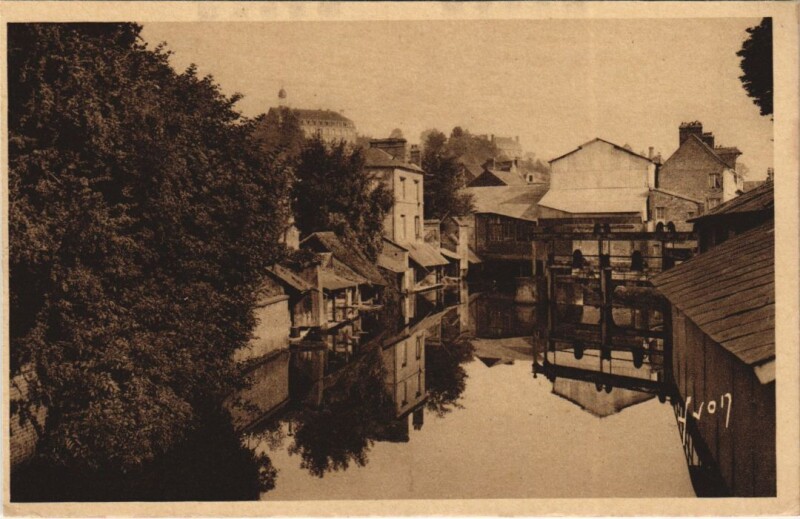 Carte postale ancienne Lisieux Les Bords de la Touques à Lisieux