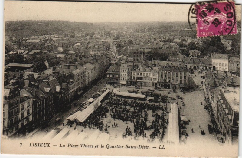 Carte postale ancienne Lisieux La Place Thiers et le Quartier Saint-Desir à Lisieux