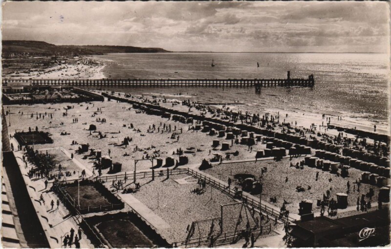 Carte postale ancienne Deauville Trouville - Vue Generale des Deux Plages à Deauville
