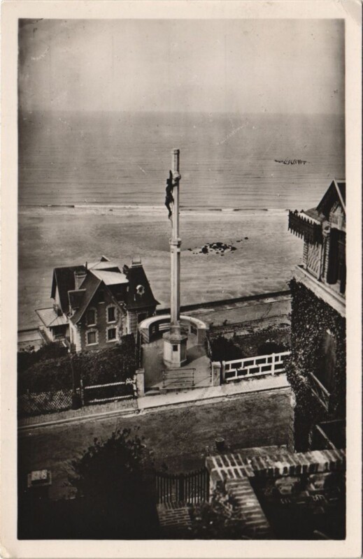 Carte postale ancienne Trouville Le Calvaire et la Plage