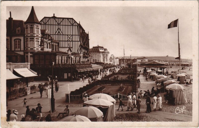 Carte postale ancienne Trouville Les Planches vers l'Hotel Fleubert