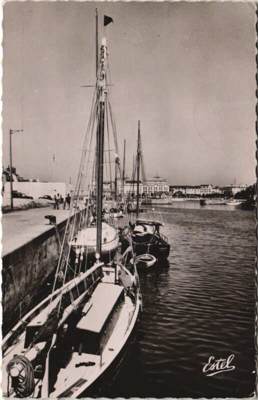 Carte postale ancienne Deauville Le Bassin des Yachts à Deauville