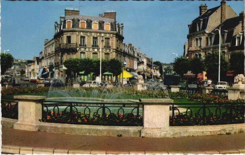 Carte postale ancienne Deauville La Place Morny et les Jets d'Eau à Deauville