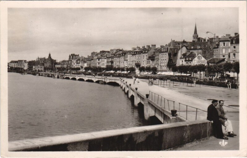 Carte postale ancienne Trouville La Touques et les Quais à Touques