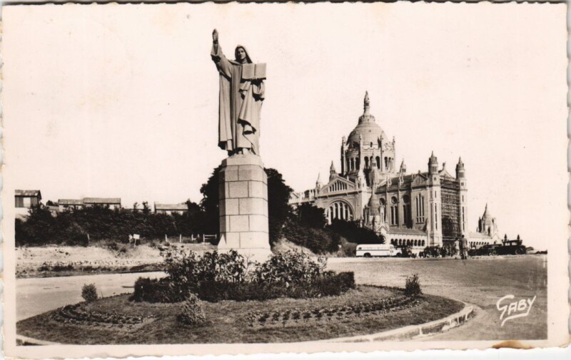Carte postale ancienne Lisieux Statue de Sainte-Therese et la Basilique à Lisieux