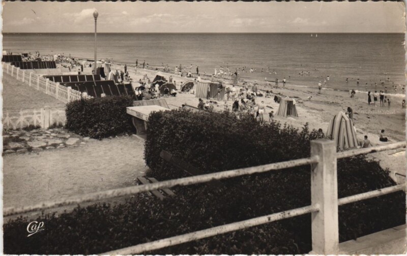 Carte postale ancienne Luc-sur-Mer La Plage à Luc-sur-Mer