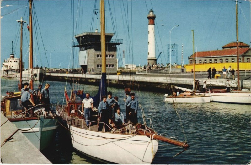 Carte postale ancienne Ouistreham Riva-Bella - Bateaux dans le Grand Sas à Ouistreham