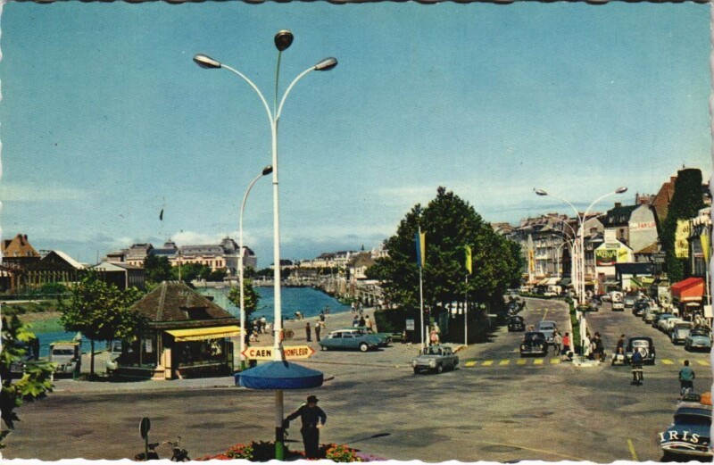 Carte postale ancienne Trouville Deauville - La Touques et les Quais à Deauville