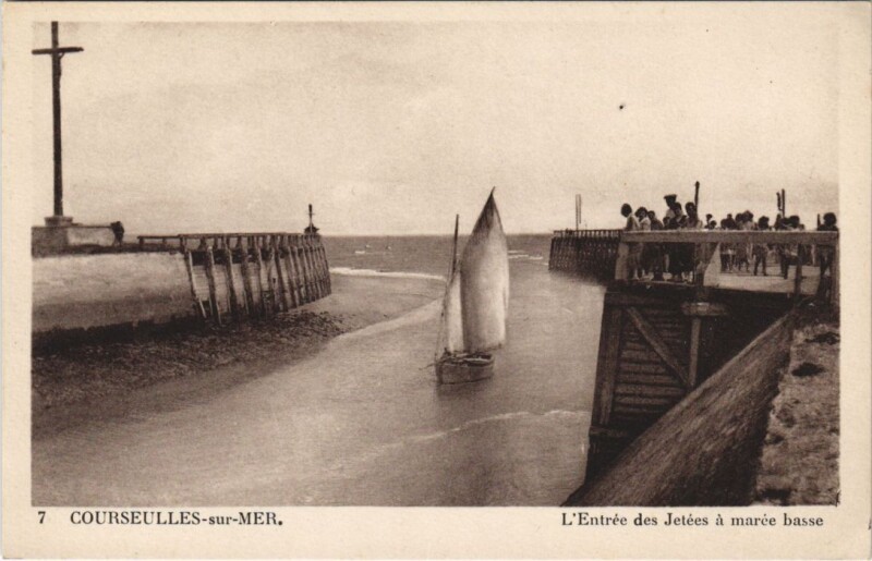 Carte postale ancienne Courseulles-sur-Mer L'Entree des Jetees a Maree Basse à Courseulles-sur-Mer