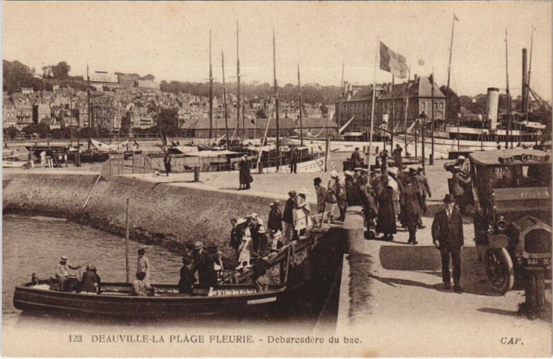 Carte postale ancienne Deauville Debarcadere du Bac à Deauville