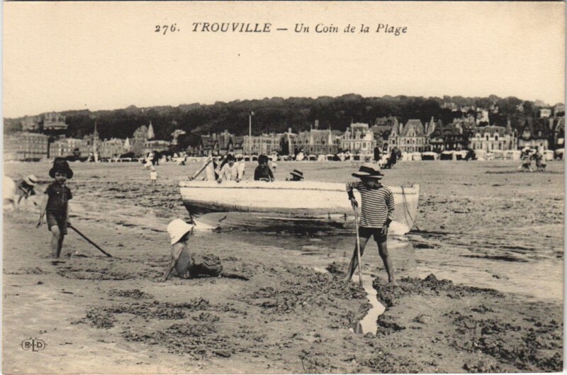 Carte postale ancienne Trouville Un Coin de la Plage