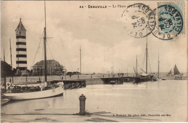 Carte postale ancienne Deauville Le Phare et l'Avant-Port à Deauville