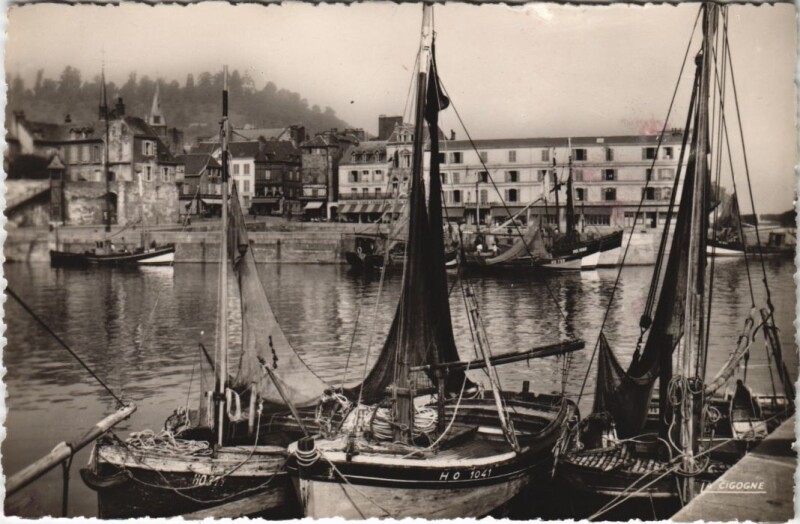 Carte postale ancienne Honfleur Les Quais et Bateaux de Peche à Honfleur